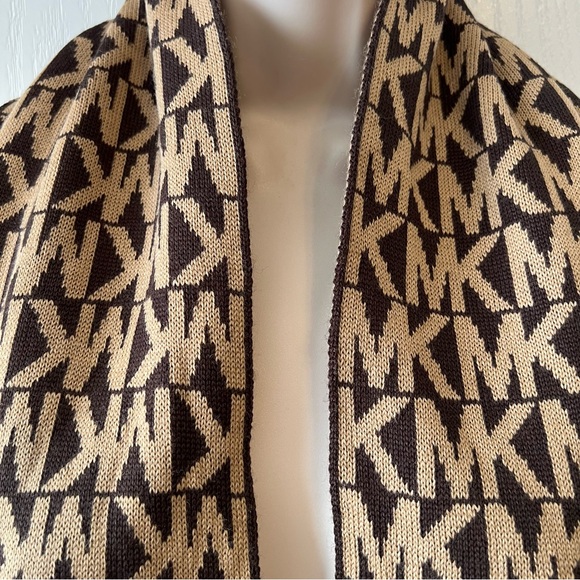 Michael Kors MK Signature Scarf/Shawl - Picture 3 of 10